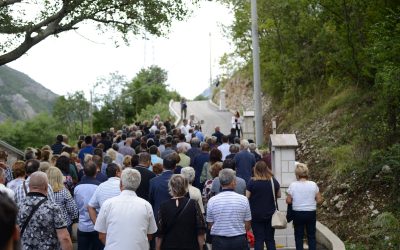 “Easy Notes” for Difficult Commemorations